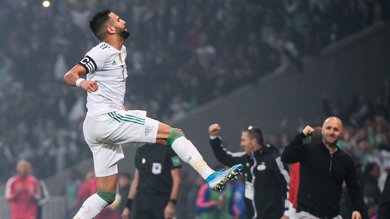 Riyad Mahrez défie les adversaires de l'équipe d'Algérie
