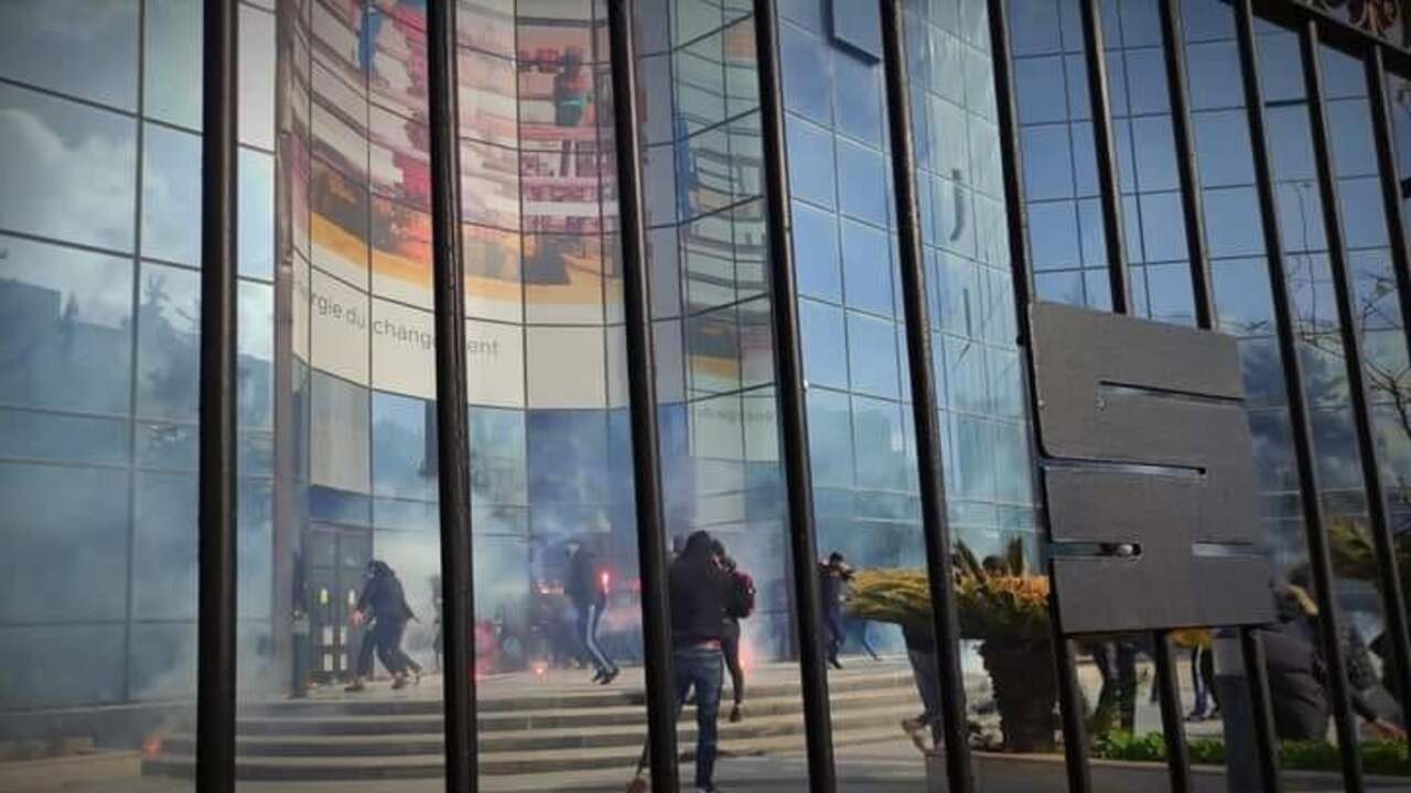 Des supporters du Mouloudia d'Alger font irruption dans le siège de Sonatrach ! (Vidéo)