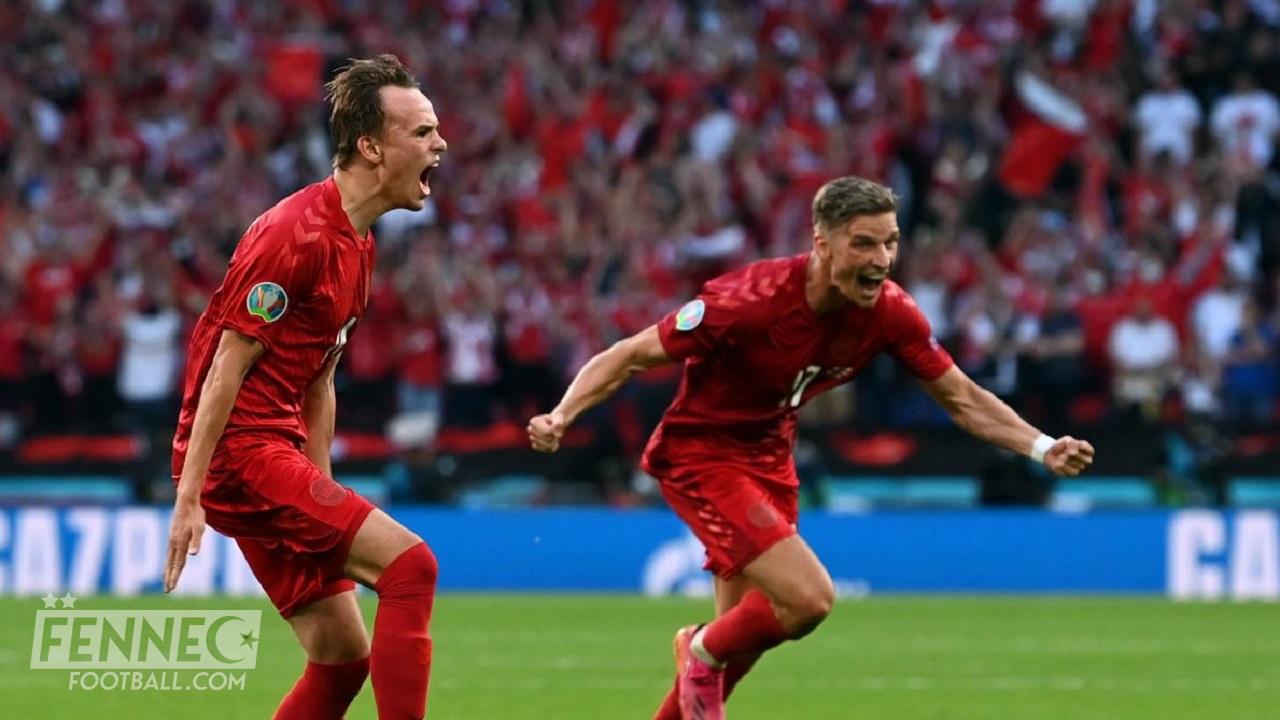 Euro 2020 : Le magnifique coup franc pleine lucarne de 30 mètres signé Damsgaard ! (Vidéo)