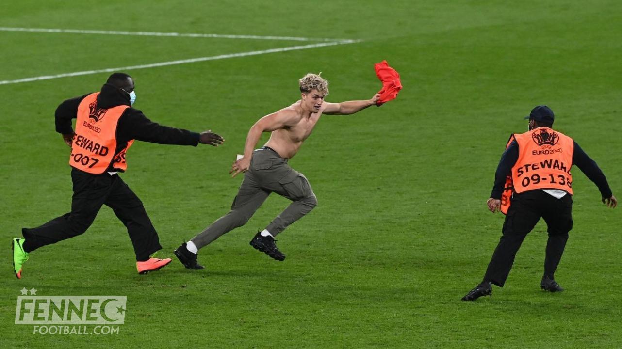 Euro 2020 : Ce Streaker qui a dribblé toute la sécurité sur la pelouse de Wembley enflamme la toile (Vidéo)