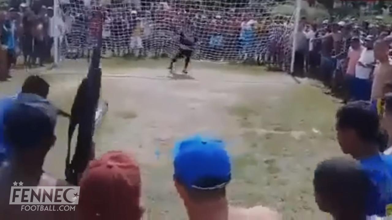 Polémique : une kalachnikov à côté d'un tireur d'un penalty en Afrique (Vidéo)