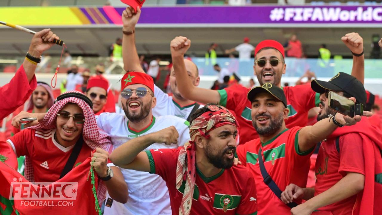 Buzz - Coupe du monde - Muni des drapeaux dz et marocain : un fan des Lions se jette dans une fontaine (Vidéo)