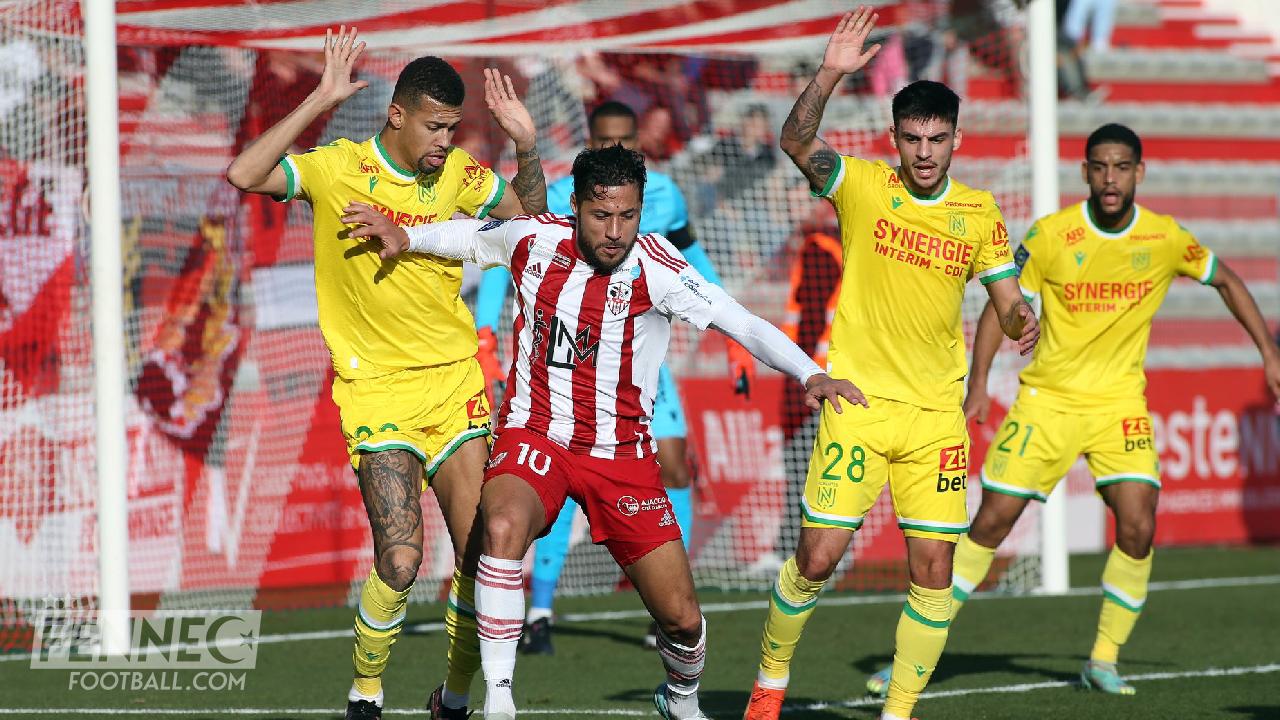 Ligue 1 : Youcef Belaili tient tête à Messi et Neymar ! (Photos)