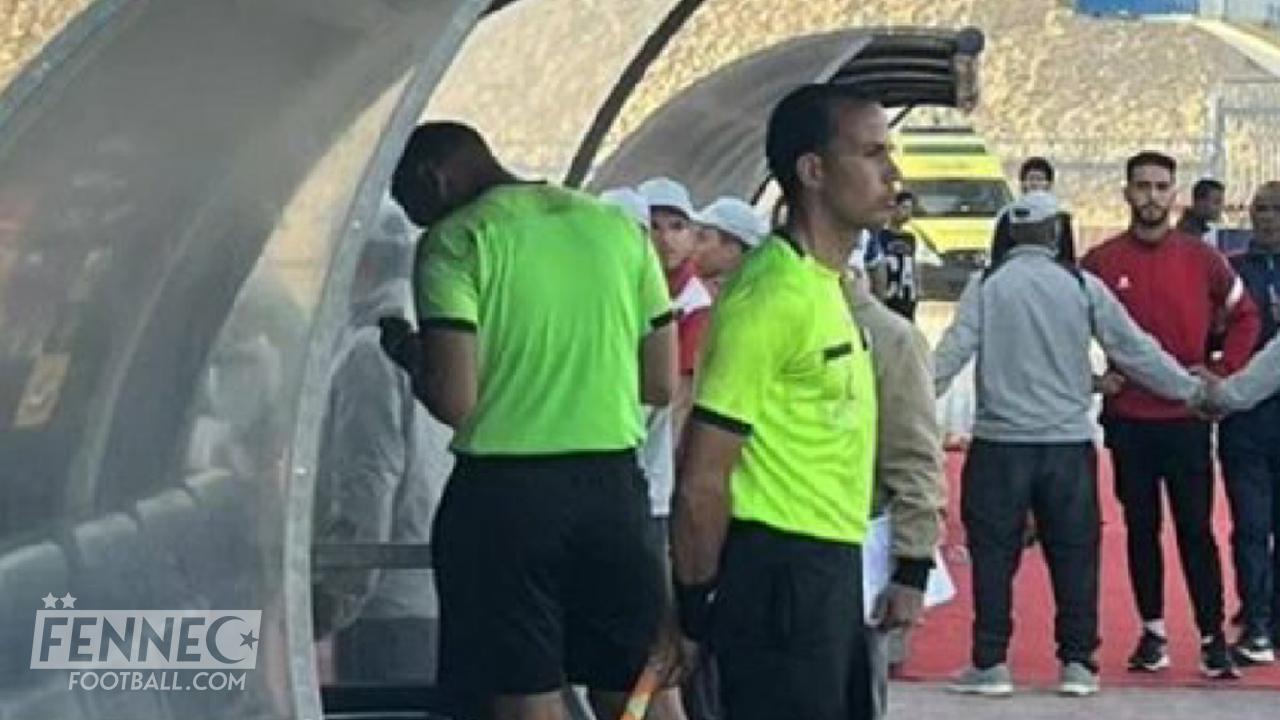 Afrique foot / Insolite - Un arbitre annule un but après avoir utilisé un téléphone portable (Vidéo)