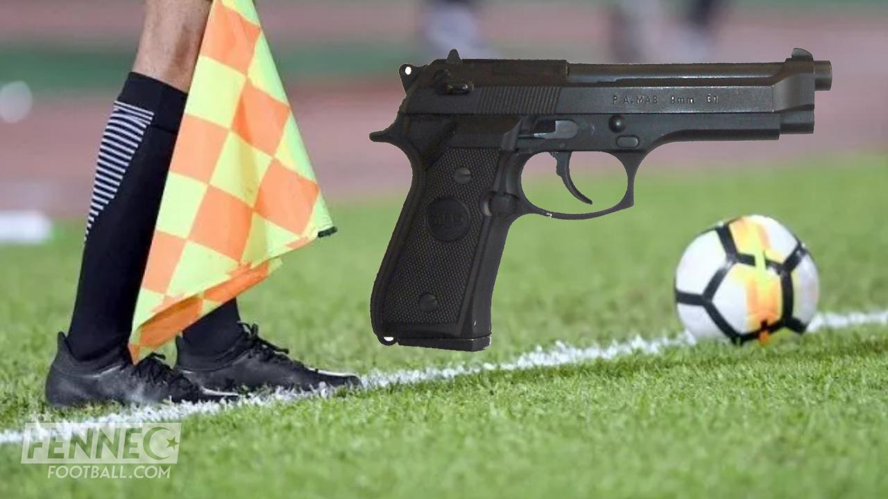 Un arbitre utilise un pistolet contre des supporters ! (Vidéo)