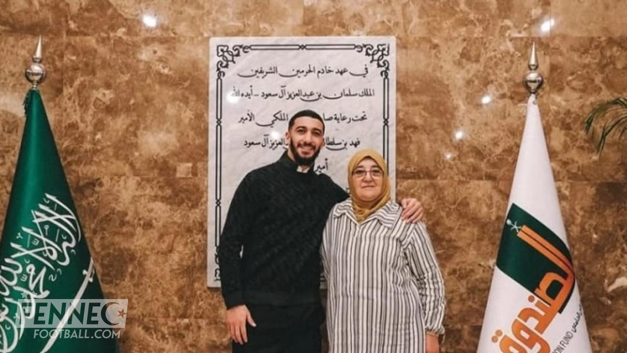 Benrahma et sa mère : le touchant secret de leur inséparable lien