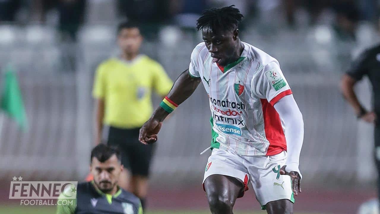 Bangoura dérape ! Expulsion après un bras d’honneur dans un JSK–MCA électrique !