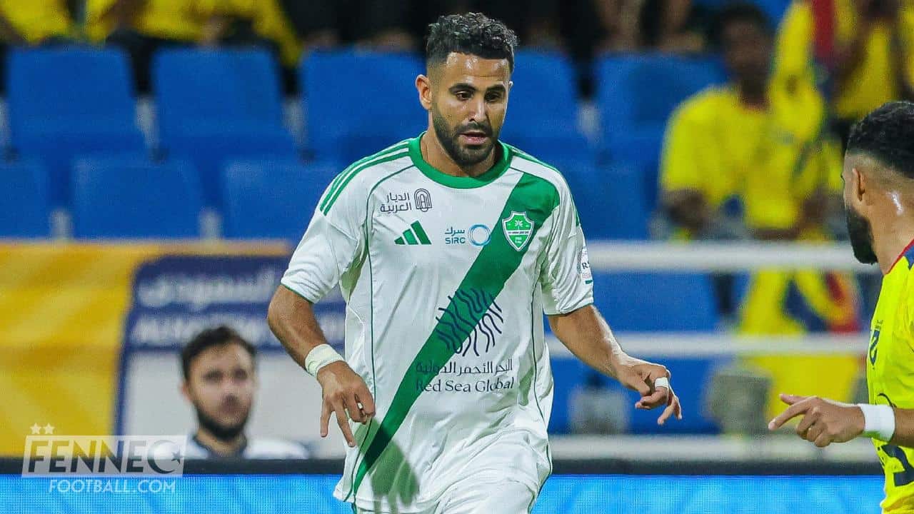 Controle du gauche, tir du pied droit : Mahrez plante un but sublime