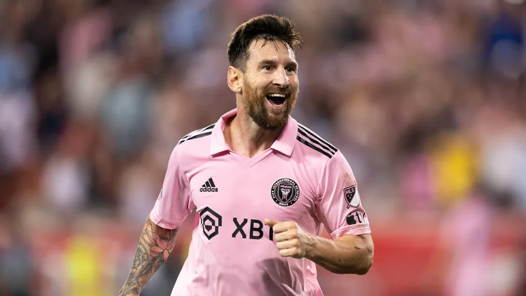 équipe Algérie Messi dribble un blessé
