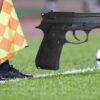 Arbitre supporters pistolet